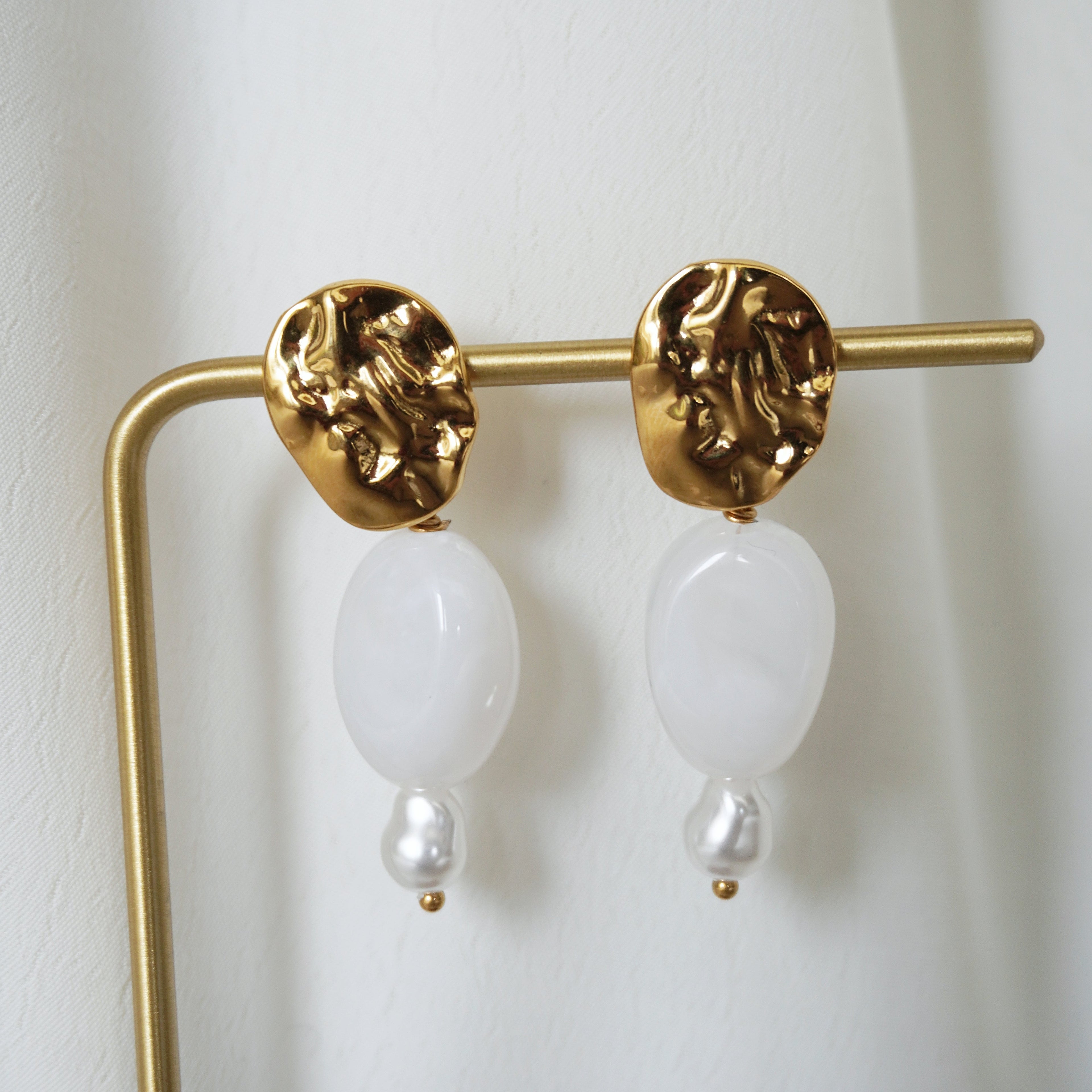 Boucles d'oreilles Carry en acier inoxydable et perles en résine blanches