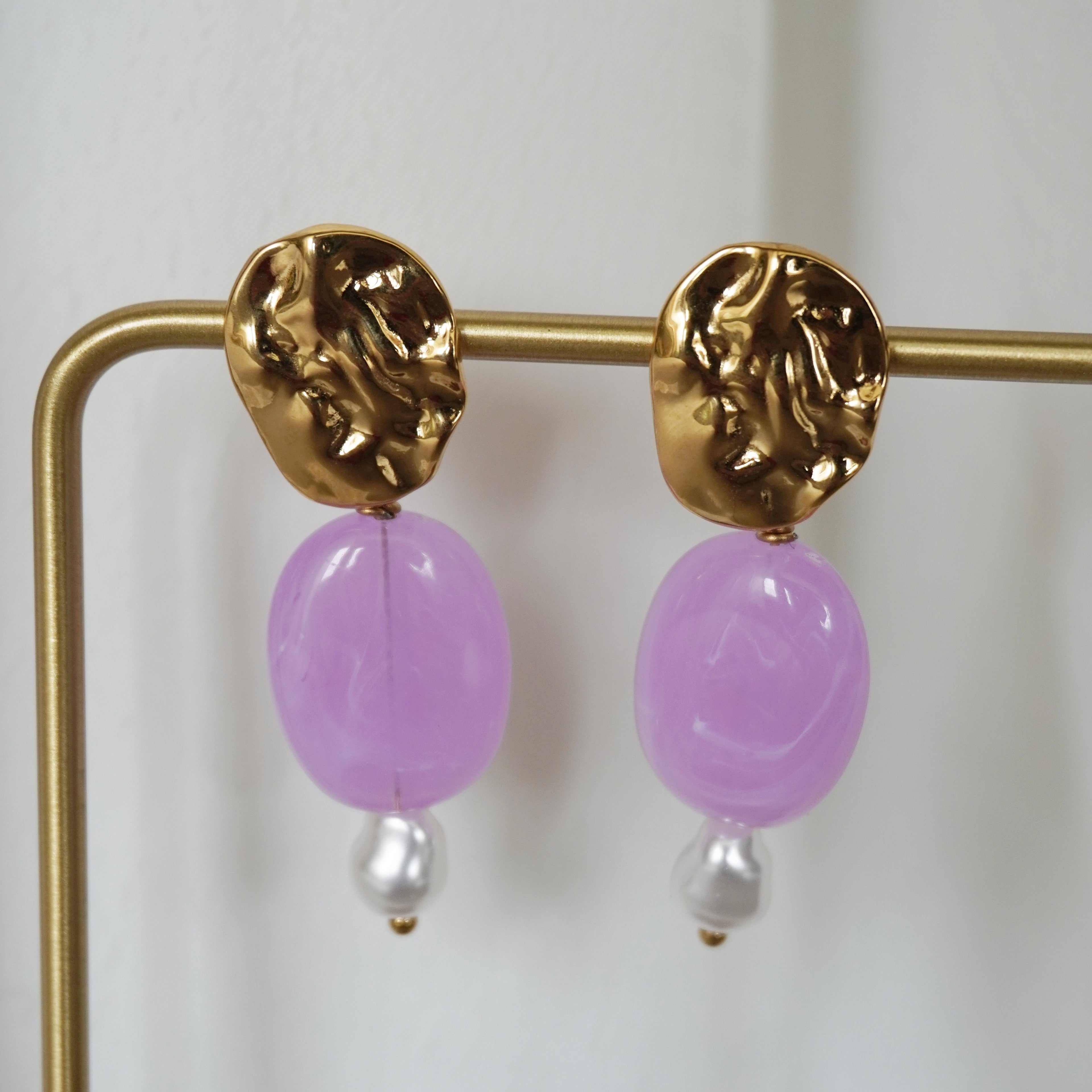 Boucles d'oreilles Carry en acier inoxydable et perles en résine mauves