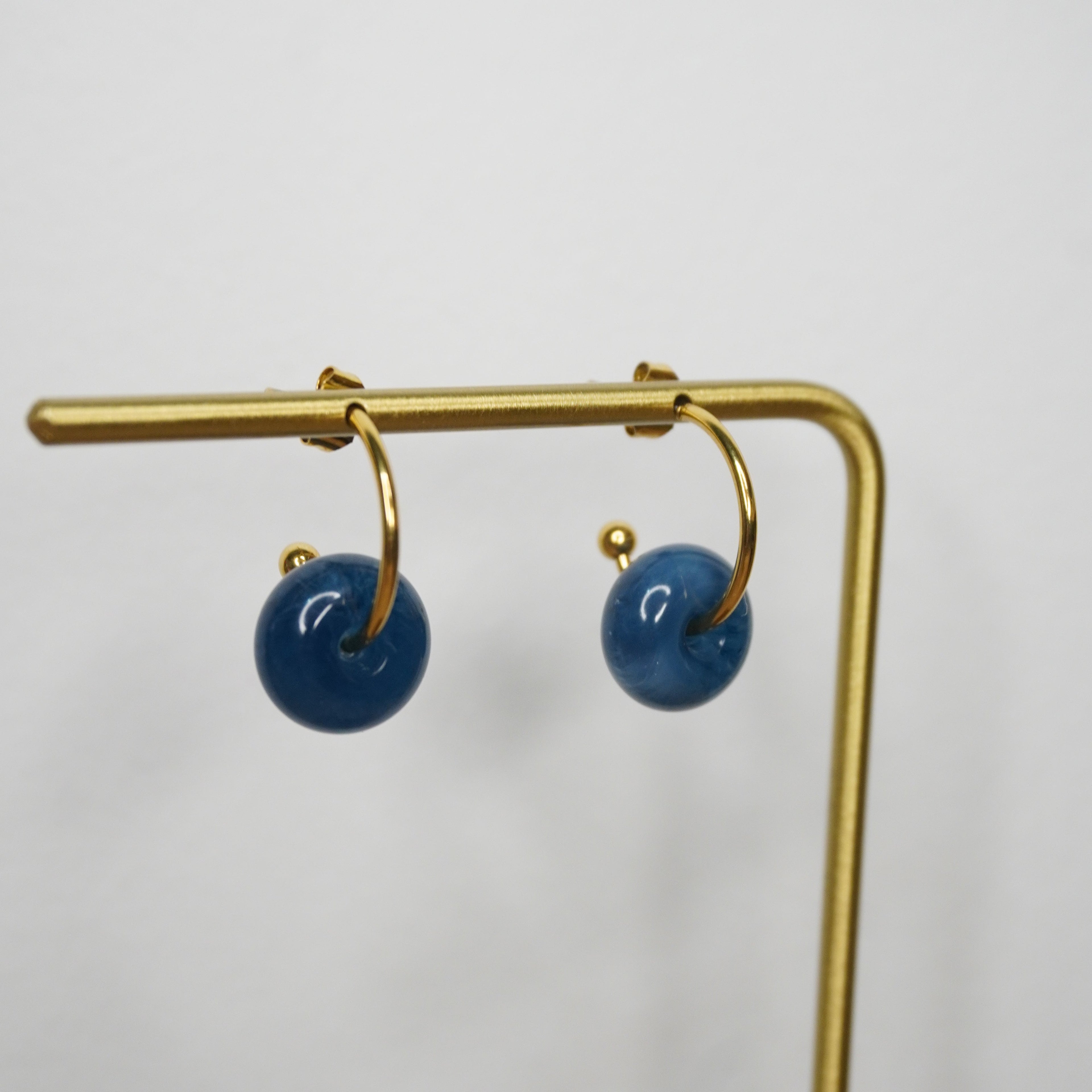 Boucles d'oreilles Dole en acier inoxydable et perle sacrilyques bleues