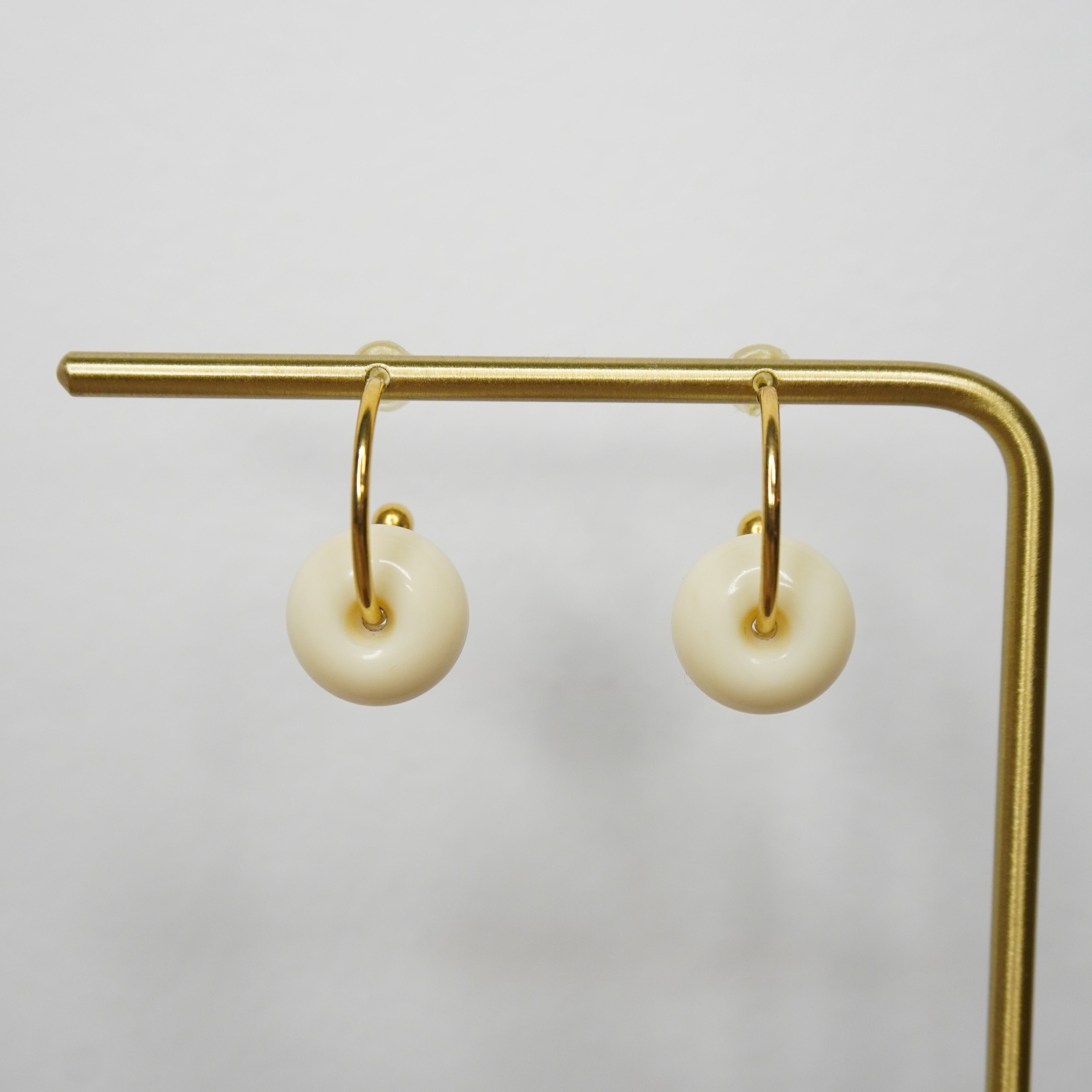 Boucles d'oreilles Dole en acier inoxydable et perle sacrilyques beiges