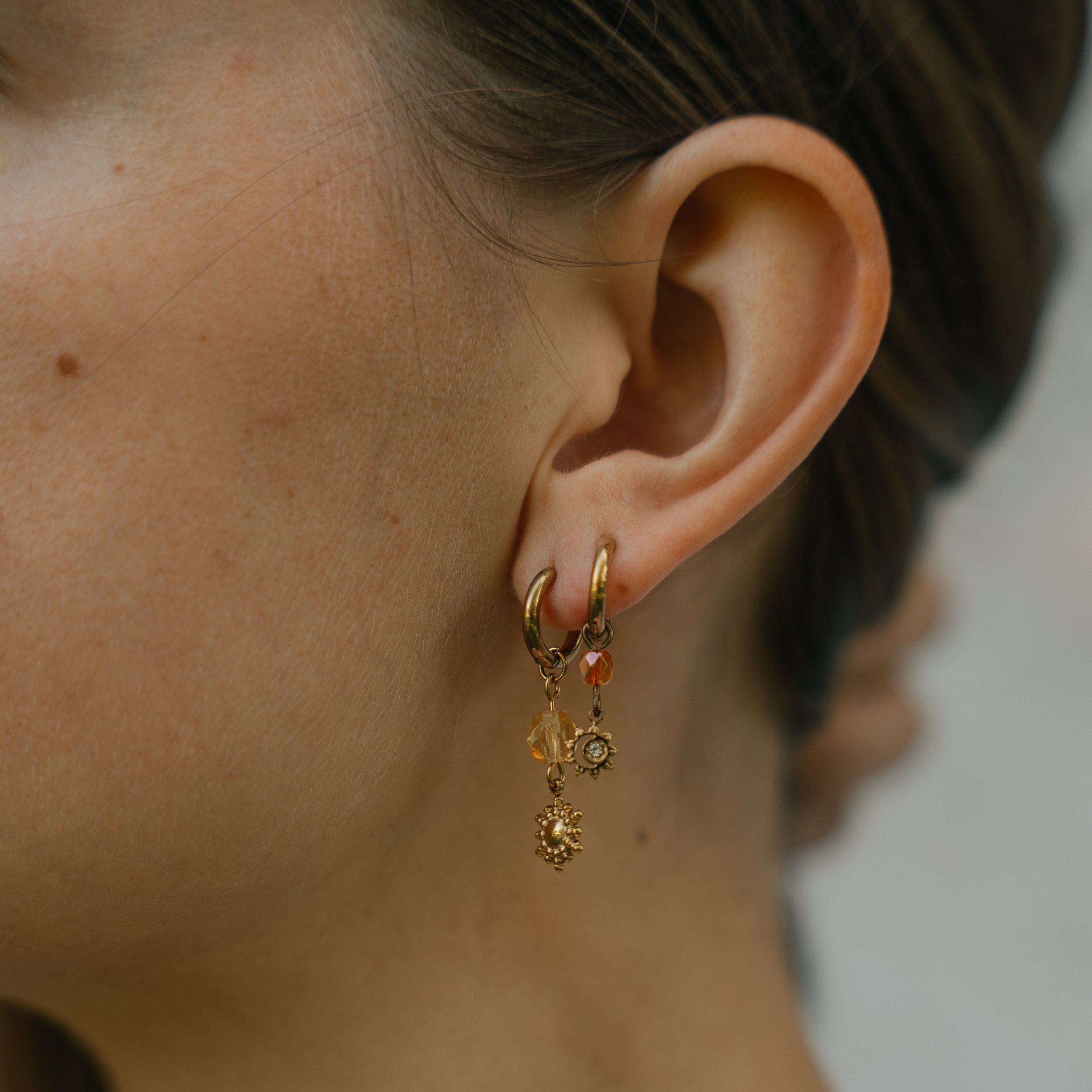 Mono boucle d’oreille en acier inoxydable et perle de verre