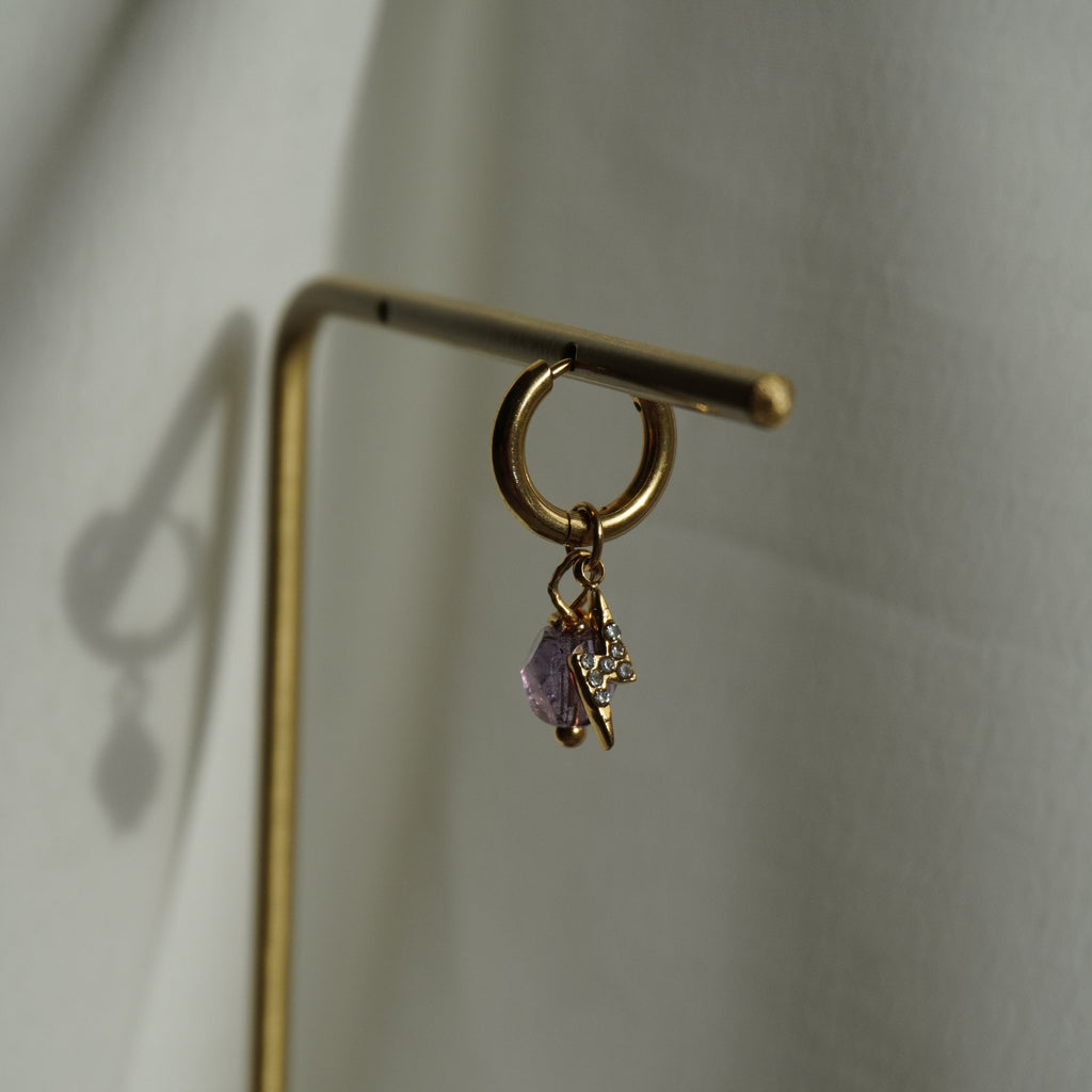 Mono-boucle d'oreille en acier inoxydable et perle de verre mauve