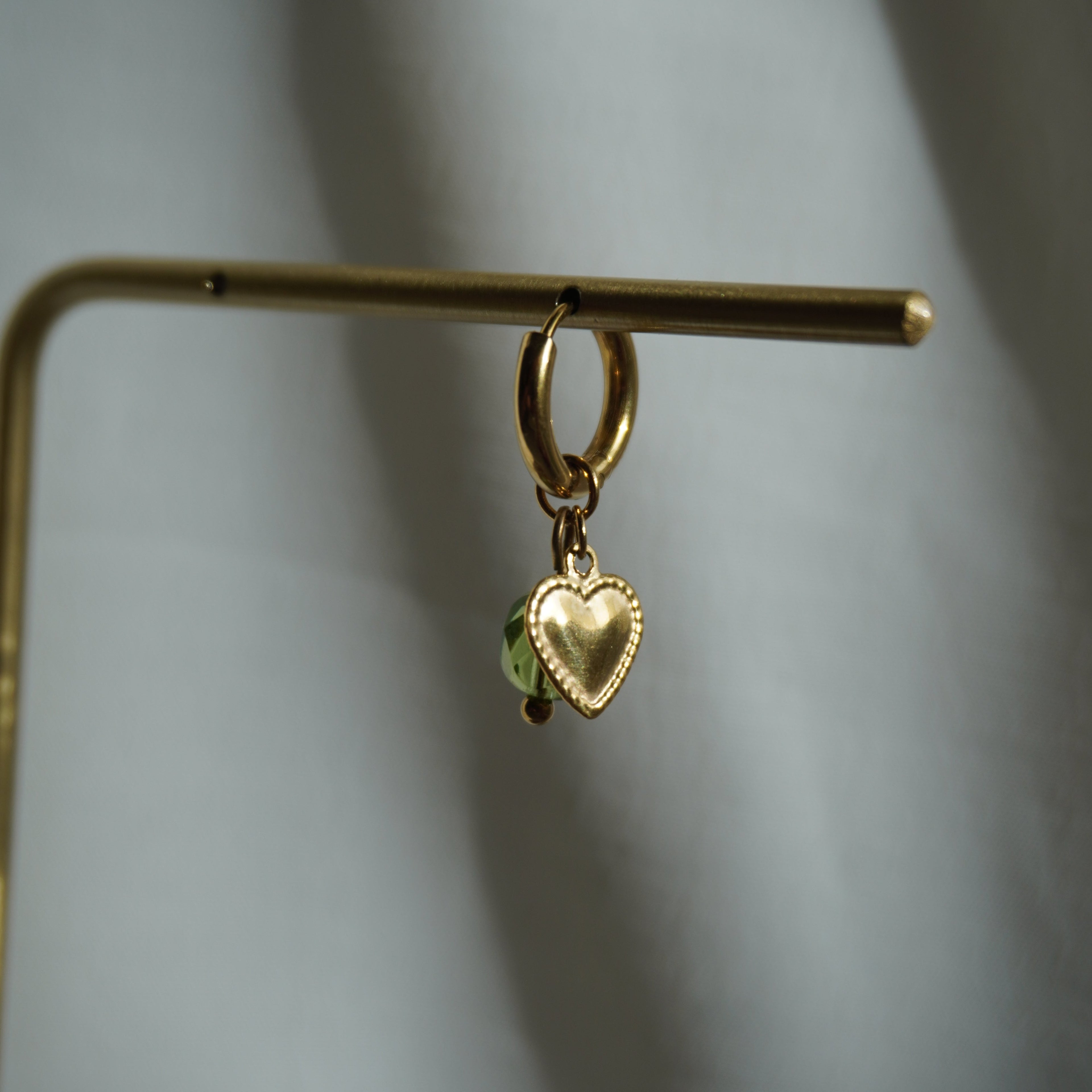 Mono-boucle d'oreille en acier inoxydable et perle de verre verte claire